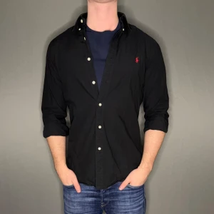 Ralph lauren skjorta - Hej säljer nu min fina Ralph Lauren skjorta i storlek M. Den är i nyskick och kommer vara otroligt snygg i höst/vinter. Nypris cirka 1500kr! Vi kommer att sälja liknande produkter nu närmare vinter så glöm inte följa profilen!🌊🍾