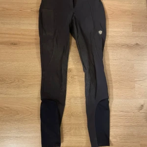 Cavalleria toscana ridbyxor - Cavelleria toscana ridbyxor i bra skick, marinblå med helskoning! Stl 34