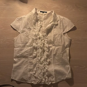 Vit blus  - En vit blus men fin detalj i mitten