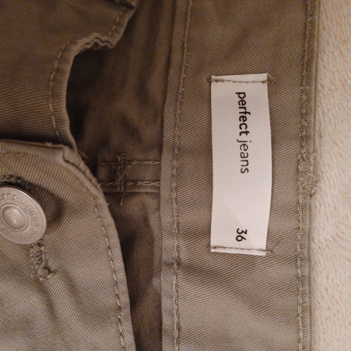 Ljus militä cargobyxafrån Gina Tricot - 2