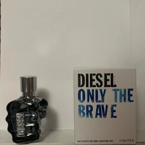 Only The Brave Eau de Toilette från Diesel - Säljer en flaska Diesel Only The Brave Eau de toilette. Perfym är aldrig använd, och perfekt för kommande vår och sommar☀️🙌🤩