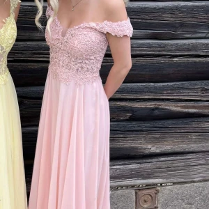 Rosa balklänning  - Säljer mina rosa balklänning då den endas kommit till användning en gång, den är i mycket bra skick. Skriv för fler bilder, nypris 5000kr