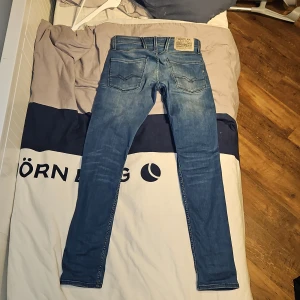 Blå jeans från Replay - Snygga blå jeans från Replay, modell Anbass. De har en slim passform och klassisk femficksdesign. Perfekta för en stilren look med en modern touch. Nypriss runt 1499 skick 8.5/10 strlk 28W 32L 