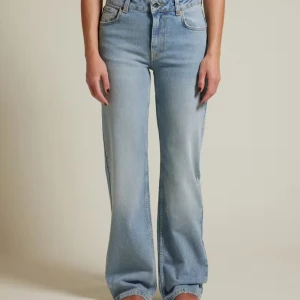 Ljusblå jeans - Säljer dessa mid wide jeans från Bik Bok i storlek w27 l30 då de är lite för stora för mig, använda fåtal gånger!