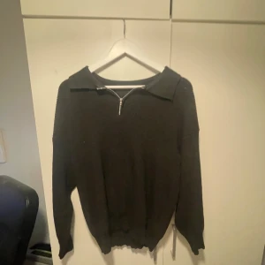 Halfzip  - Unbranded halfzip köpt på Shein. Mycket bra kvalité, zipen är lite seg men annars inga defekter. Storlek M, pris går att diskutera!