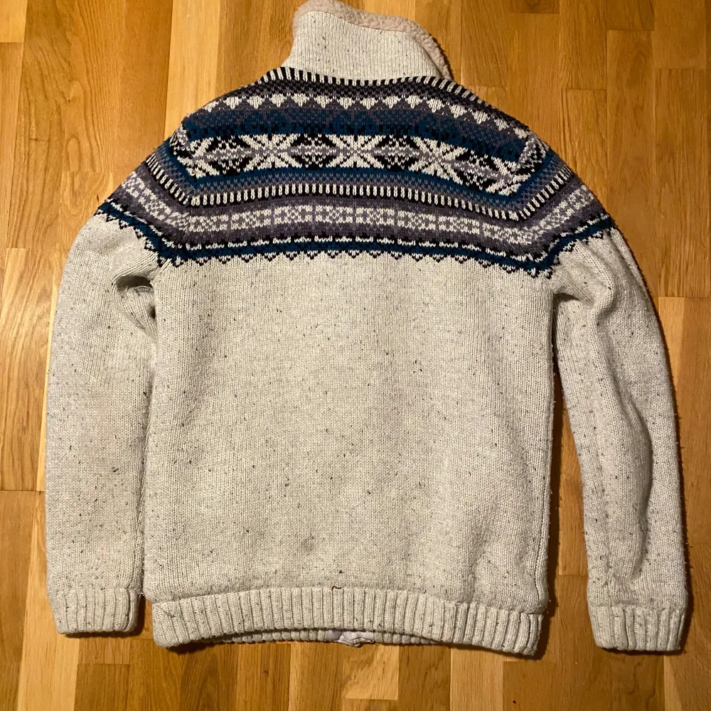 Säljer en mysig, trendig och efterlängtad fodrad cardigan. Koftan har knappar framtill och en varm, fodrad insida och polyester i ärmarna. Inga täcken på deefekter förutom att den är lite nopprig. Ifall mer frågor eller bilder så var inte rädda att skriva! Mvh. Neuletakit & Villapaidat.
