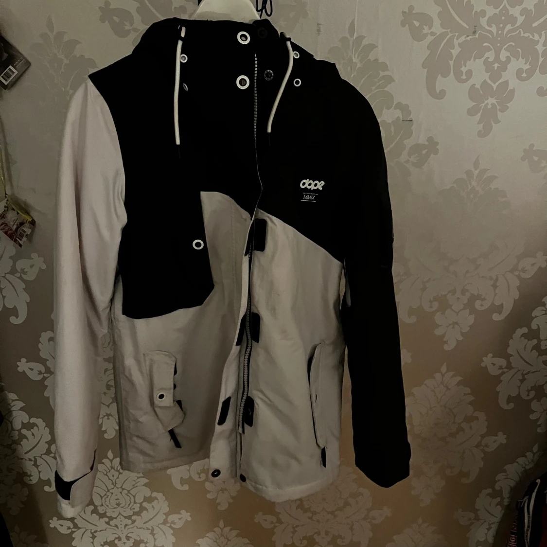 Svart och vit jacka från Dope