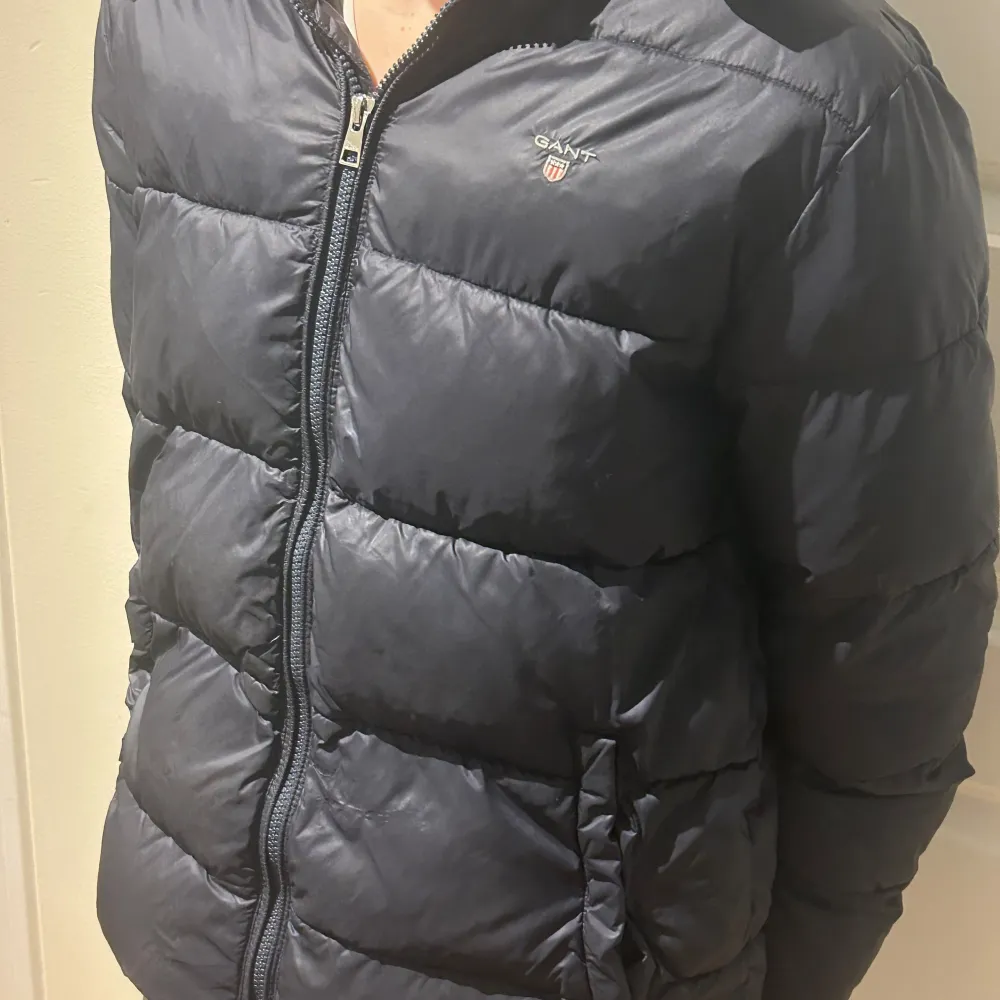 En riktigt snygg dunjacka från GANT i storlek 158/164. Bra kvalité runt 7/10. Takit.