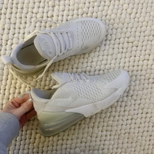 Nike Air Max 270 i vitt - Snygga Nike Air Max 270 sneakers i en stilren vit färg. Perfekta för både vardag och träning. Skorna är använda men i bra skick!