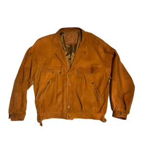 Brun mockajacka Friitala - Snygg och välbehållen mockajacka i härlig brun färg. Riktigt kvalitativ mocka. Jackan har en klassisk design med fickor framtill och en bekväm passform. Perfekt för både vardag och festligare tillfällen. Finns en mindre skada på ryggen men är väldigt diskret. Storlek 56/XL