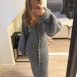 Adoore grå kofta/ klänning  - Säljer denna super populära slutsålda adoore kofta/ klänning. Kan bäras både som kofta samt klänning. Super lång och otroligt skön. 💞🖤 Storlek 40 men passar absolut mindre. 