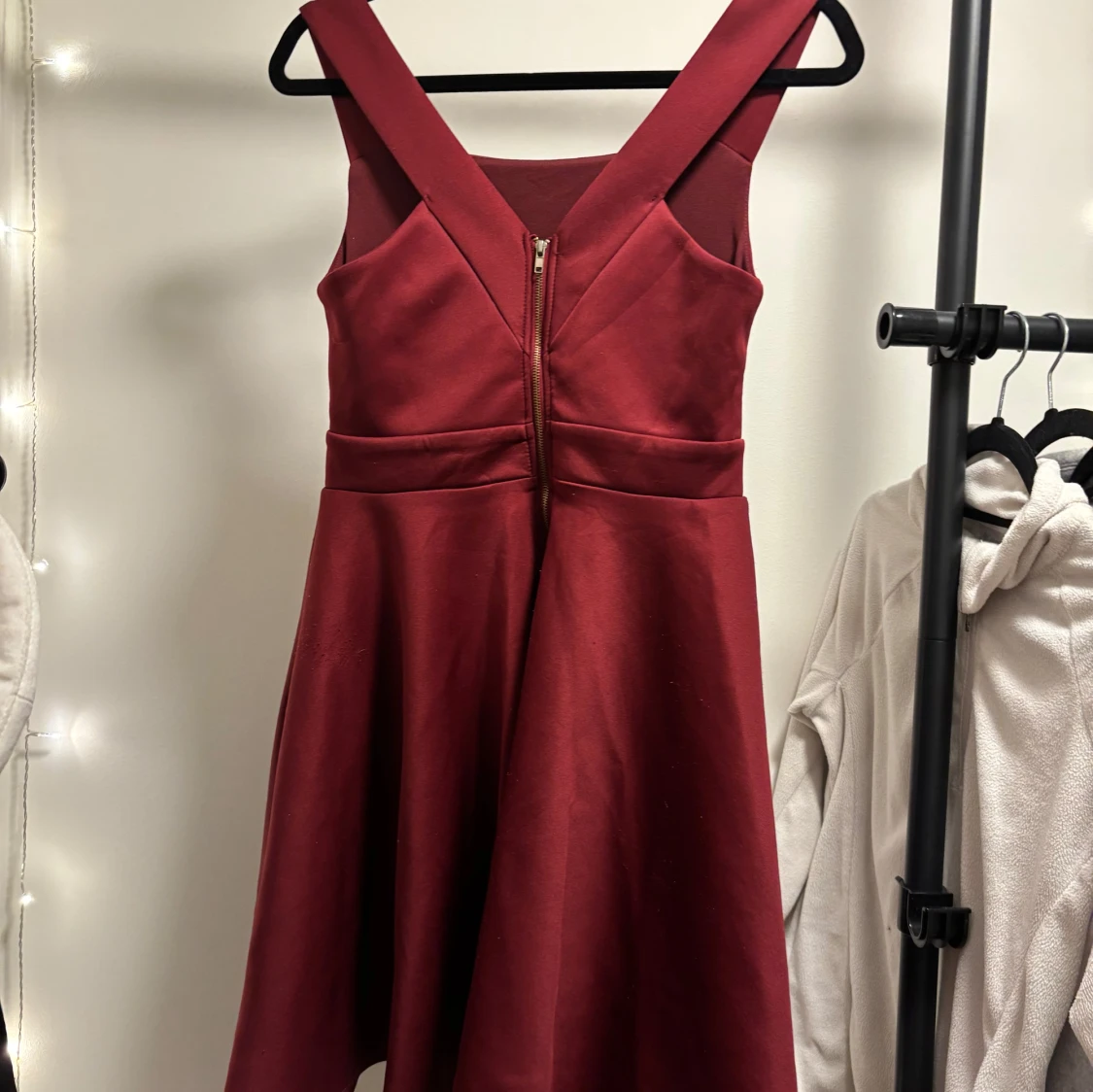 Vinröd klänning med dragkedja - 1