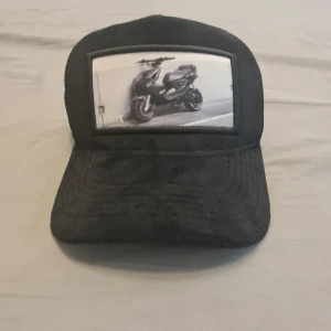 Velvet keps - En snygg velvet keps med en aerox på ifrån ZANTIORE(kepsen går inte att köpa på deras hemsida längre)skriv om ni har några frågor