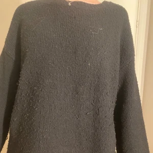 Svart stickad tröja - Mysig svart stickad tröja med långärmad design. Perfekt för kyligare dagar och enkel att matcha med olika outfits.