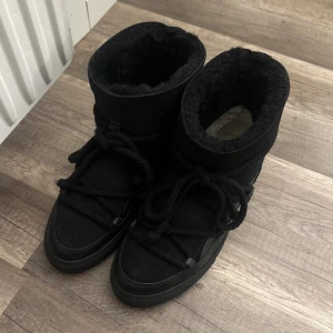 Svarta Inuikii med snörning - Snygga svarta boots med snörning. Tillverkade i en kombination av skinn och mocka, perfekt för kyligare dagar. Den robusta designen ger både stil och komfort. Använda ca 4 ggr men fortfarande i nyskick.💕 säljer då jag köpt en annan färg🥰 storlek 38! Nypris: ca 2899