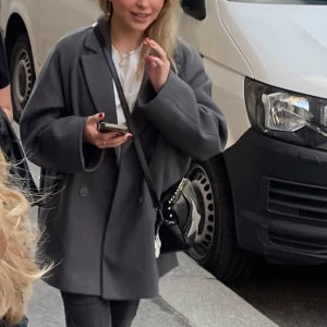 Vårkappa  - Grå kappa perfekt till vår och höst. Najs oversize fit och passar till allt och i väldigt bra skick