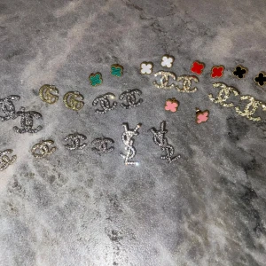 Örhängen  - Olika örhängen finns som är helta nya i min profil pris per styck allt e rostfritt stål.