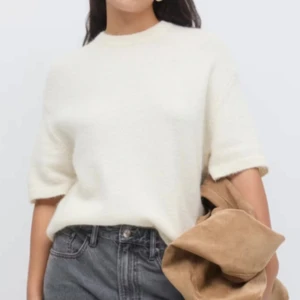 Stickad t-shirt - Vit stickad T-shirt från Gina Tricot som tyvärr inte kommer till användning längre💞