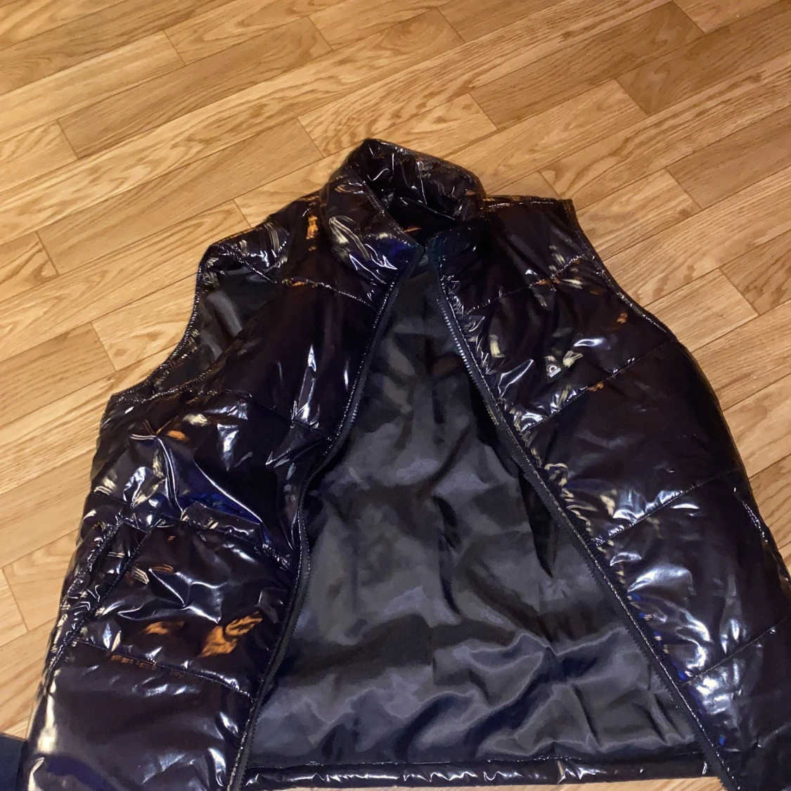 En helt vanlig väst  - 1