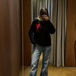 Ami Paris tröja - Snygg svart tröja från Ami Paris som är sååå skön. 85% bomull 15% ull