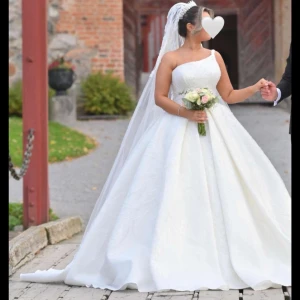 Brudklänning  - Säljer min egen designad brudklänning i storlek 36-40. Brudslöja och kronan ingår samt underkjol. Finns i Södertälje.  Priset går att diskutera vid snabb affär. 