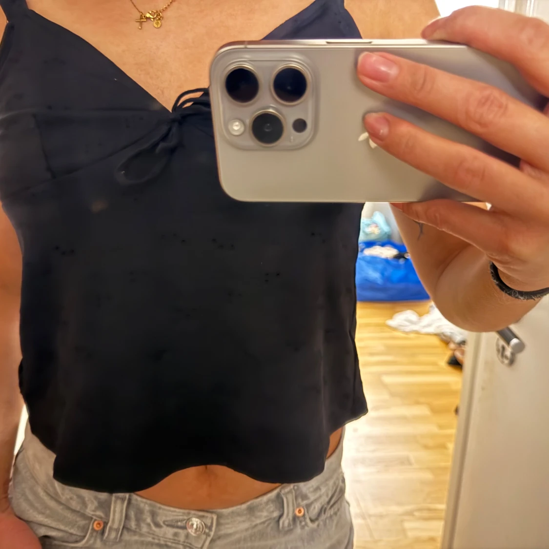 Svart linne med knytning