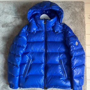 💫Moncler Maya💫 - Säljer nu denna sjukt snygga Moncler Mayan i en extremt eftertraktad och fin färg. Den är i storlek 1 vilket motsvarar S. Den är i brutalt fint skick, skulle säga 9/10. Denna jacka är väldigt limiterad och årsmodellen är 2018. Den är köpt från Merchsweden och KVITTO finns. Nypris idag är 18.000kr Hör av er vid frågor eller funderingar💙🌟💫