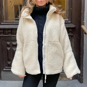 Beige teddyjacka med dragkedja - Så fin och eftertraktad teddyjacka från H&M! Storlek XS (stor i storleken)💓💓