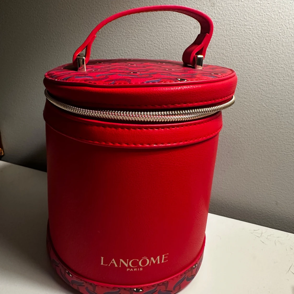 Röd rund väska från Lancôme