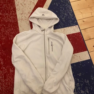 Sail racing barn storlek 170 - Inga hål men lite skitig om man tvättar den så blir den ren. På bild nummer fyra är det smuts som jag inte har försökt ta bort men det funkar nog med lite diskmedel. Annars fel fri. Pris kan diskuteras så kom med bud.