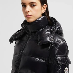 Svart dunjacka från Moncler - säljer min snygga moncler puffer jacka. perfekt t vintern. priset kan diskuteras. om ni har några frågor eller e intresserade skriv gärna ❤️