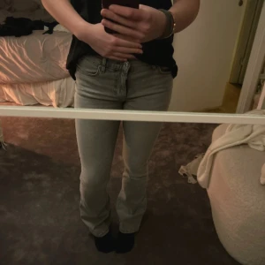 Grå jeans från Perfect Jeans - Snygga grå jeans från Perfect Jeans i storlek 34. De har en klassisk design med fem fickor och knappgylf. Perfekta för en stilren look.