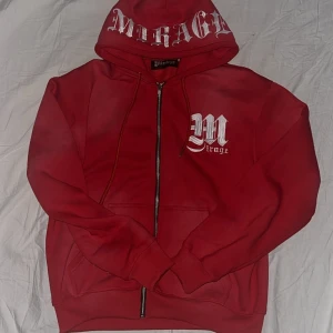Mirage Zip Up hoodie | Custom Streetwear - RÖD MED ACID WASH väldigt hög kvalité zip hoodie (400 GSM) från vårt eget företag. Vi har sålt massvis i Sverige och vill fortsätta expandera. Storlekar S/M/L finns samt barn storlekar (alltså kortare armar osv). SKRIV TILL OSS FÖRST FÖR ATT CHECKA VILKA STORLEKAR SOM FINNS KVAR DÅ DEM SÄLJS FORT ! 