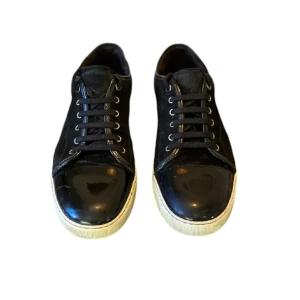 Lanvin Skor - Skick 8/10 sulan är smått missfärgad och har lite märken  |  Storlek 45/UK10  |  Cap toe är i bra skick förutom en liten repa  |  Hör gärna av dig vid frågor! Box och dustbag ingår (skadad box)