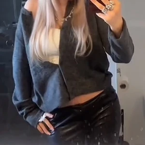 Stickad kofta - Jättefin mörkgrå stickad kofta, bra skick. Storlek L men passar mer som en S-M💓