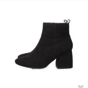 svarta klackar  - Säljer nu mina jätte snygga svarta klackar/korta bootz. Jätte fint skick, använda ca 2/3 gånger. Pris kan diskuteras💕