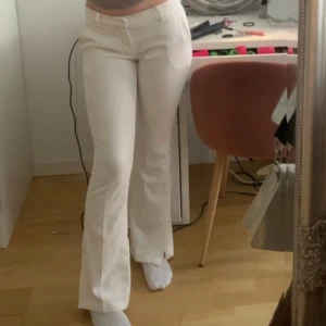 Super fina vita kostymbyxor - Jätte bra skick säljer endast för att jag är för lång och dom har blivit för korta😫💗