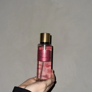Viktoria secret parfym  - Säljer en Viktoria secret i ROMANTIC, super god lukt , mycket kvar, har knappt använt 