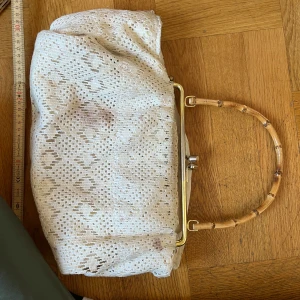 Stickad bambuväska bambu väska retro vintage 50-tal 60-tal - Saknas en mutter på en pinne och tyget skulle behöva en fläcktvätt. Stor och rejäl i övrigt, haft med mig systemkamera med rejält objektiv utan problem.