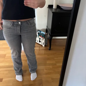 Lager 157 Icon Jeans Grå - Säljer ett par grå Icon jeans från Lager 157. Storleken är S. Jeansen är raka och har lågmidjad kanske lite högre, beror på hur tajt dom sitter. Köptes för 499 men säljer för 50kr. Använda ett par gånger men är i bra kvalitet.