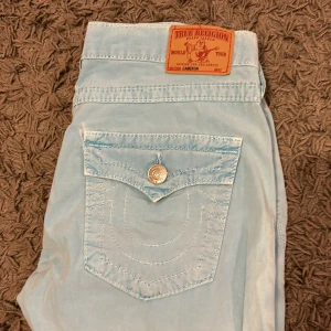Blåa as snygga true religion Jeans - Säljer dessa as snygga true religion jeans pga för stora, de är i storlek 25  svara gärna snabbt för om de inte säljs så ges de bort