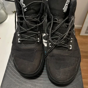 Nike Kyrie Flytrap 4 - Välänvända men har mer att ge, passar bra t.ex. som extra par, till utomhus planen, gymmet, osv. En liten repa på framkanten av ena skor och lite slitna mot framsidan av undersula på båda (se bilder). Liten i storleken, mer som 44,5