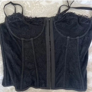 Korsett - Jättesnygg svart korsett från shein, säljer då jag köpte den i fel storlek här på plick💗 Storlek M