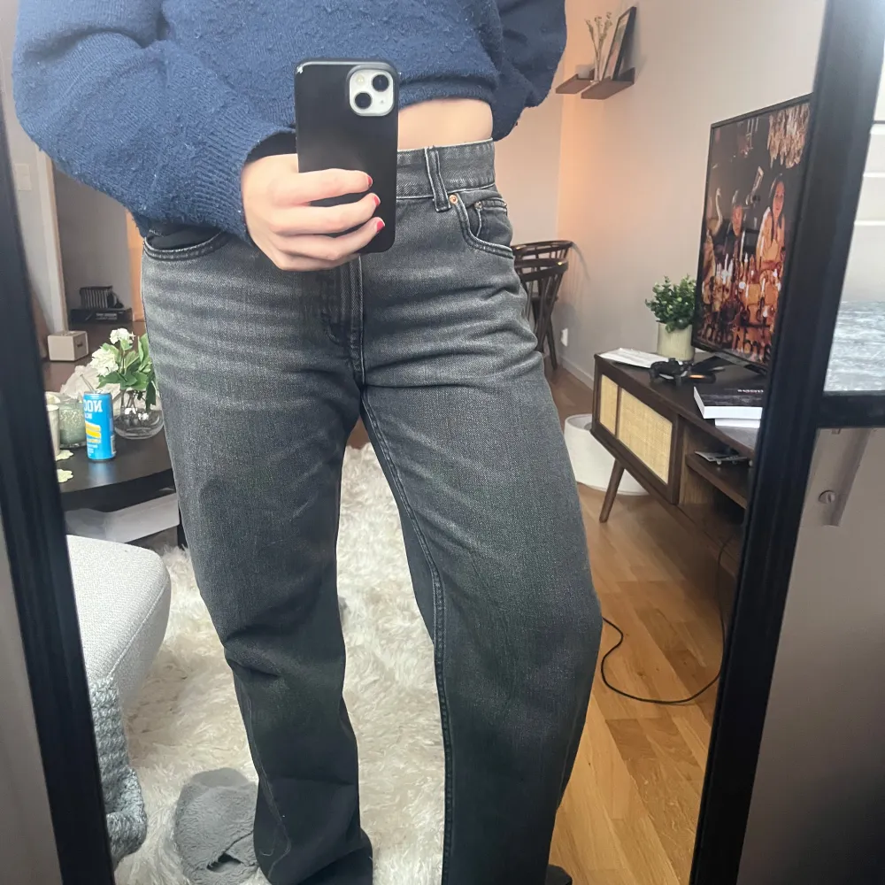 Svart/gråmelerade jeans med en lite oversize passform! Köpta från pull&bear och är i strl 42🤗 Jätte skönt material, perfekta till hösten💕Är 168 och dem är lite för långa på mig, knappt använda! . Jeans & Byxor.