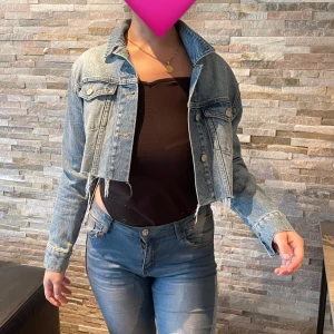 Denim jacka  - Kort blå denim jacka från NA-KD, aldrig fått chans att använda denna jacka i storlek 34. 