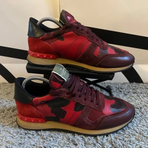 Valentino Rockrunner skor  - Säljer dessa riktigt feta Valentino Rockrunner skor i skick 10/10 använda sparsamt. Säljer på grund av att de är för små för mig. Kan gå ner i pris vid snabb affär. Skicka DM vid frågor.
