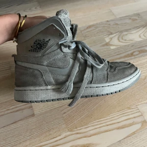 Jordans - Säljer ett par gråa Nike Air Jordans i mocka. De har en cool och stilren design med snörning och den klassiska Air Jordan-loggan på sidan. Kom privat för mer bilder 