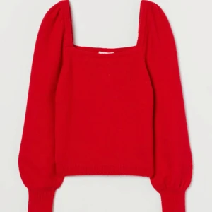 Röd tröja med fyrkantig halsringning - Säljer en superfin röd tröja med fyrkantig halsringning. Den är gjord av en mjuk blandning av polyester, ull  och elastan, vilket gör den både bekväm och stretchig. Perfekt för höst och vinter med sina långa ärmar och härliga färg.