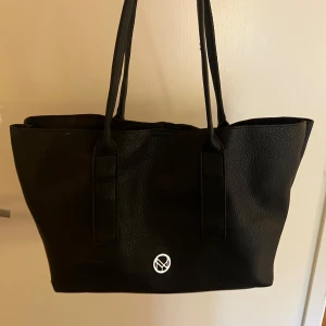 Handväska  - Fin handväska med tillhörande necessär! Jättefin men sönderfall i spännet men skulle tro att de är lätt o laga om man är duktig på sånt!🥰