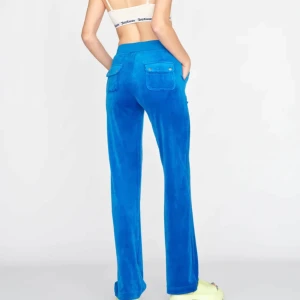 Juicy byxor  - Säljer mina juicy Couture byxor då dom inte kommer till användning längre. Bra skick och sitter bra på mig som är 173cm🩷🩷🩷